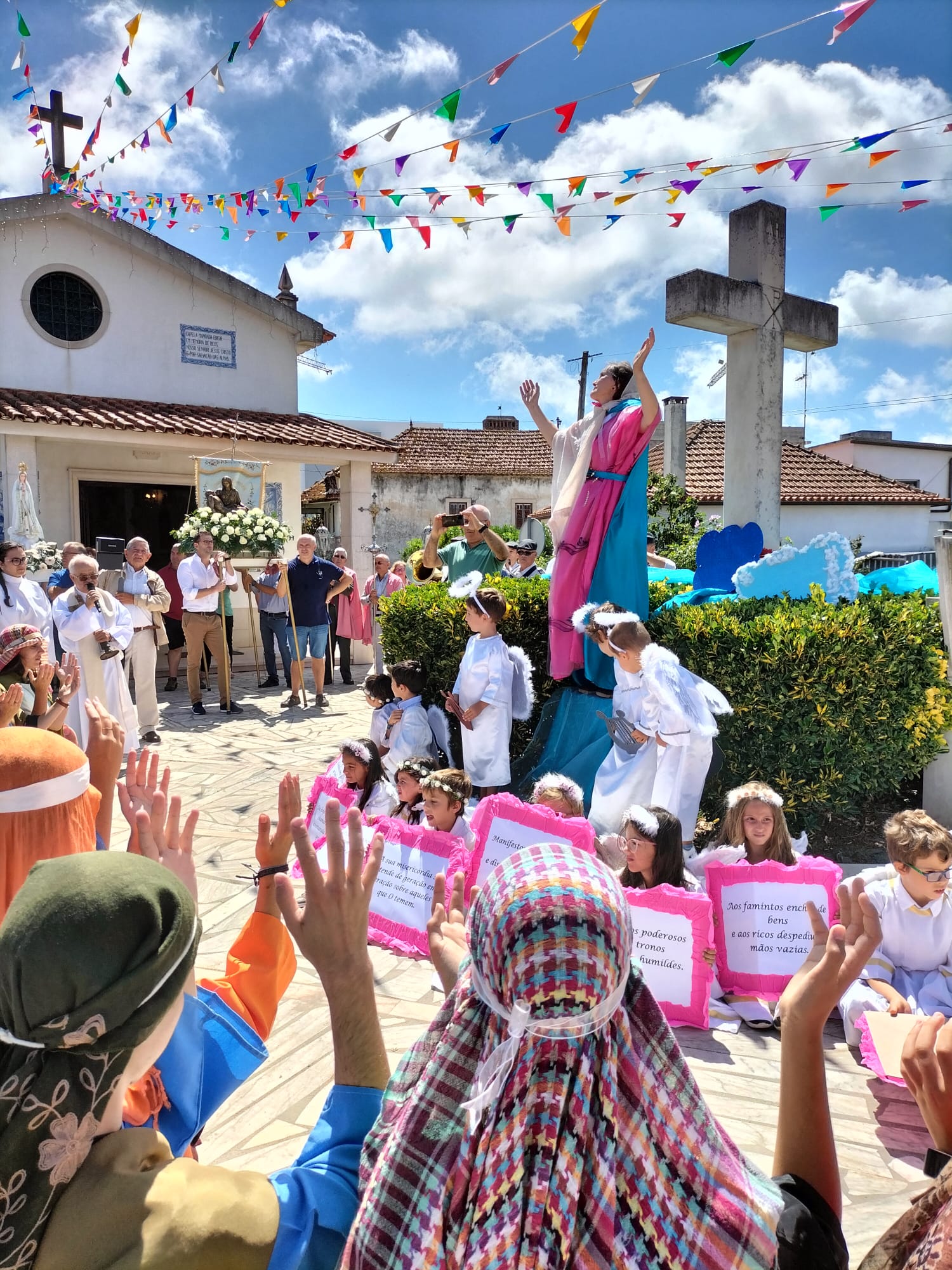 Momento festivo com trajes tradicionais e bandeiras