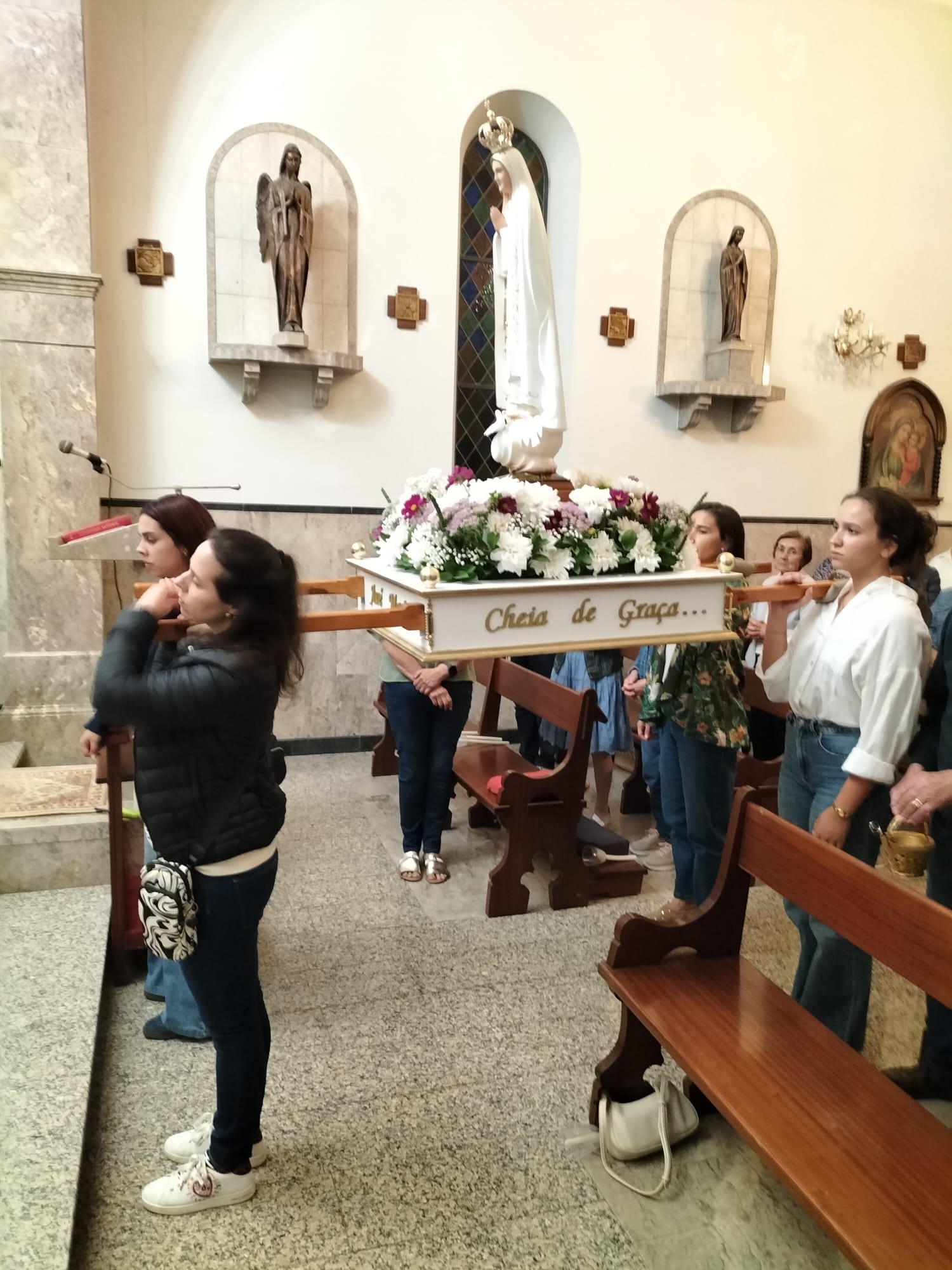 Imagem de Nossa Senhora durante uma celebração no interior da igreja