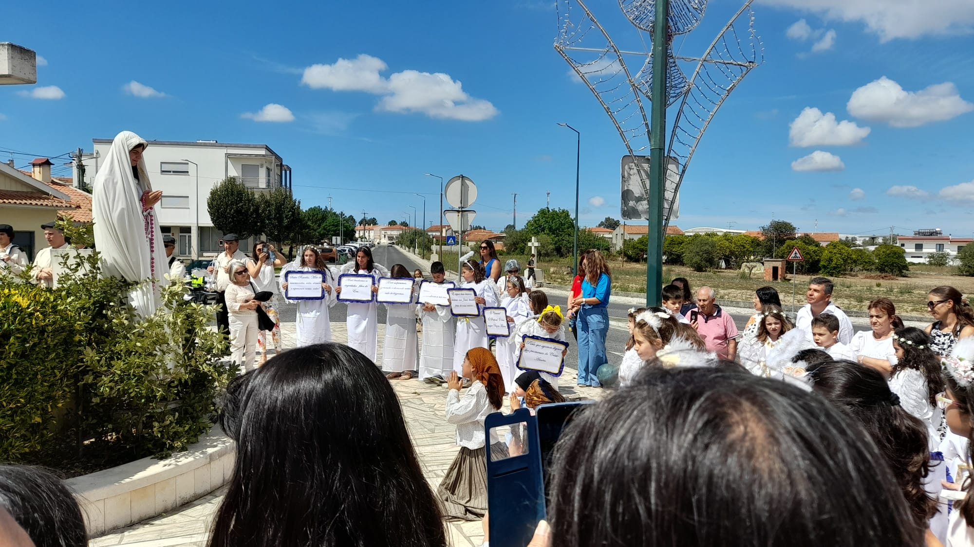 Encontro da comunidade com imagem religiosa