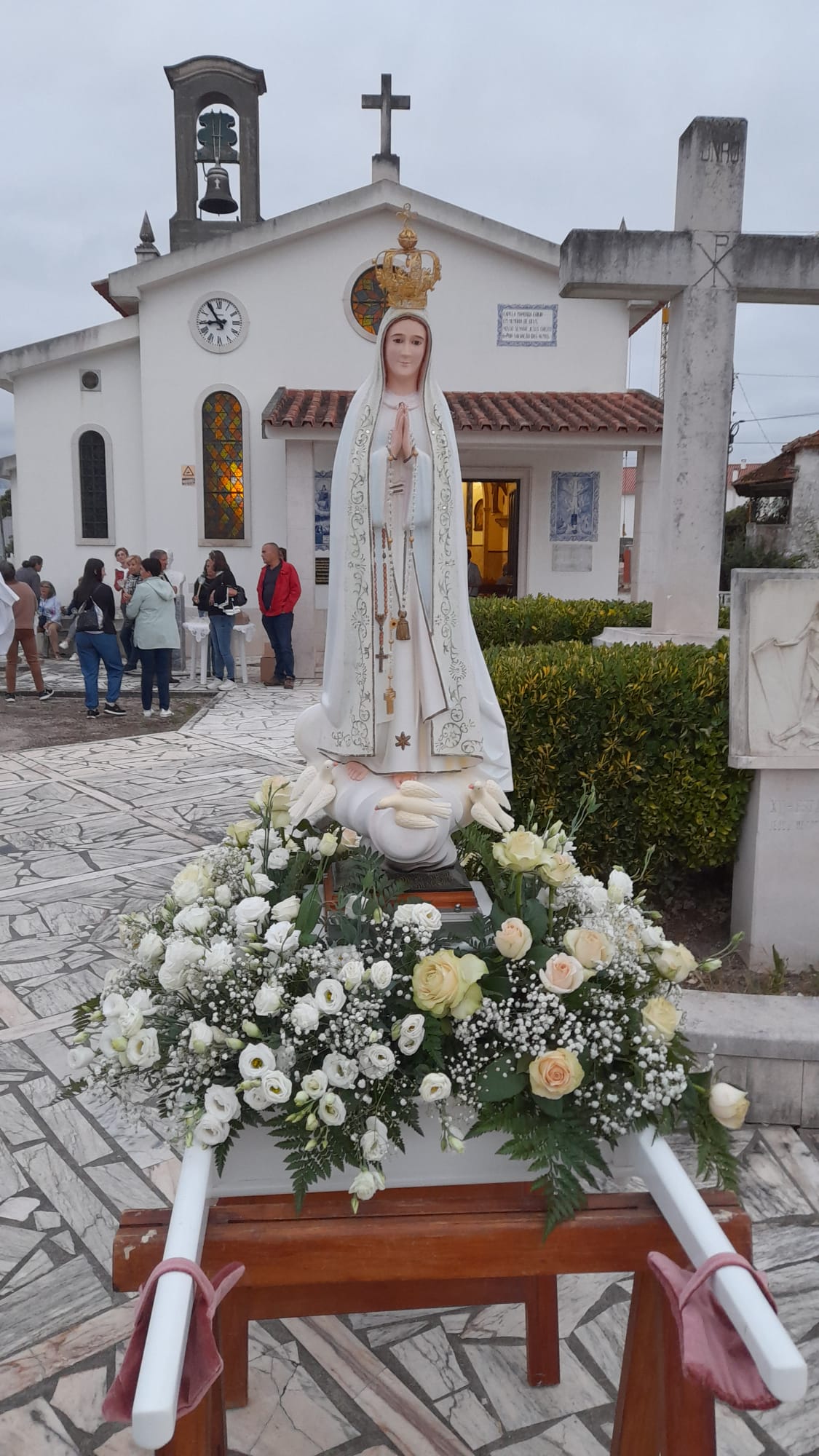 Imagem de Nossa Senhora diante da capela da Jardoeira