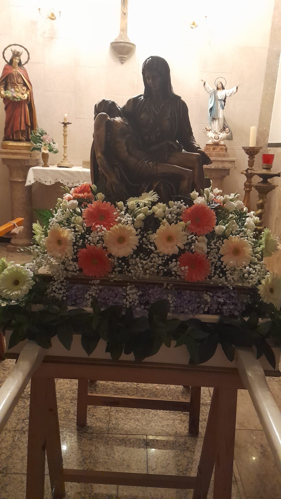 Imagem de Nossa Senhora da Piedade ornamentada com flores