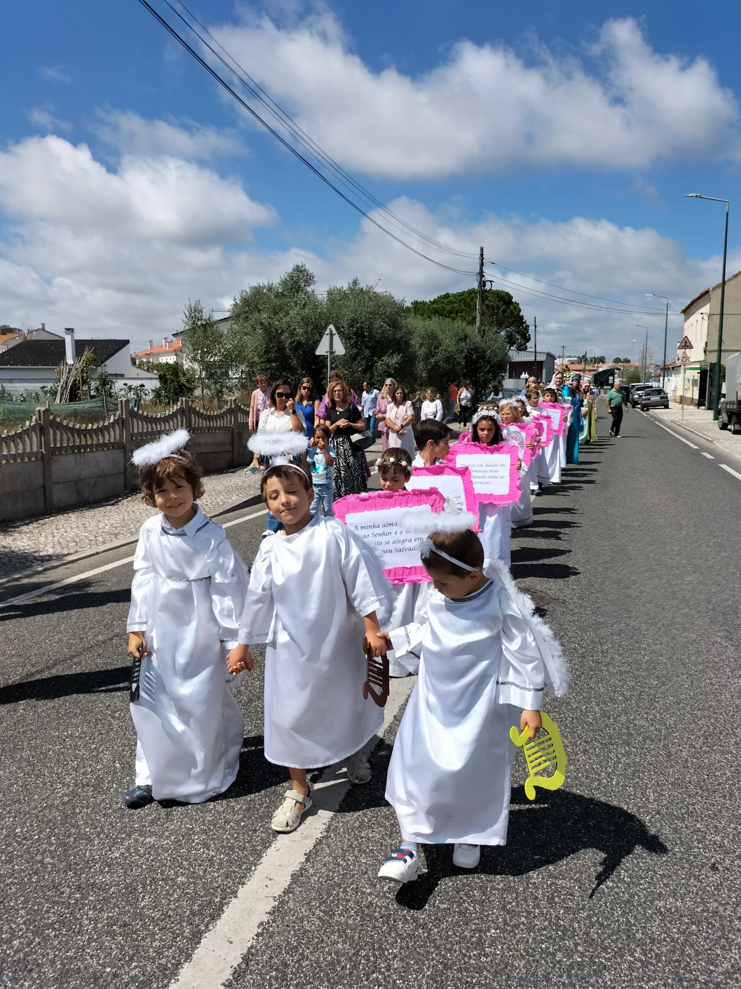 Crianças em trajes de anjo durante uma procissão