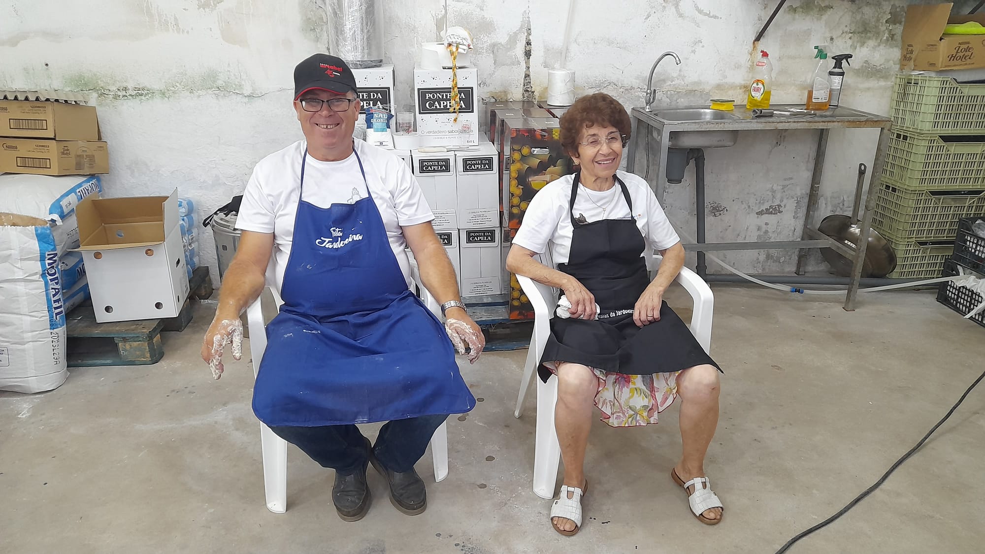 Voluntários da festa sentados à mesa